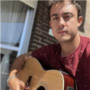 Formación en Conservatorio de música y guitarra. Amplia experiencia en clases particulares.